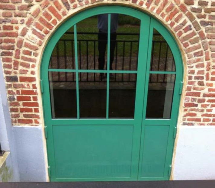 Porte acier cintree